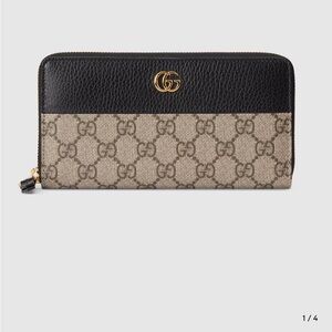 Gucci Black Leather and Beige GG Supreme Zip Wallet with Gold Hardware